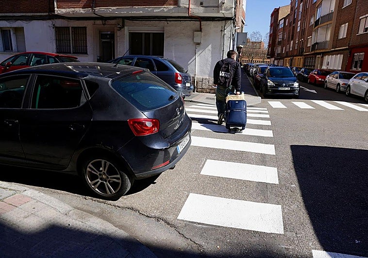 Pintan pasos de cebra recortados para los peatones por los que asoman los coches en Batallas